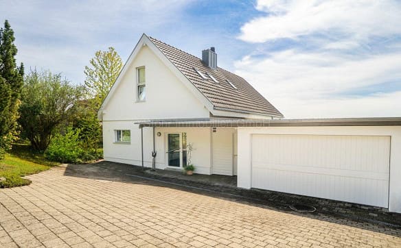 Immobilie in Niederneunforn - MEDITERRAN LICHTDURCHFLUTETES 6.5 ZIMMER HAUS MIT TRAUMAUSSICHT - Bild 1