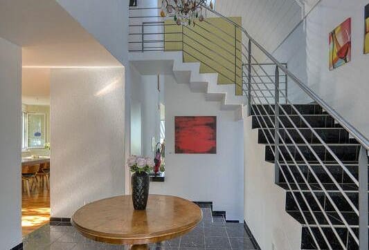 Immobilie in Niederneunforn - MEDITERRAN LICHTDURCHFLUTETES 6.5 ZIMMER HAUS MIT TRAUMAUSSICHT - Bild 2