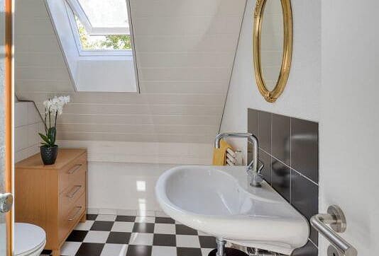 Immobilie in Niederneunforn - MEDITERRAN LICHTDURCHFLUTETES 6.5 ZIMMER HAUS MIT TRAUMAUSSICHT - Bild 24