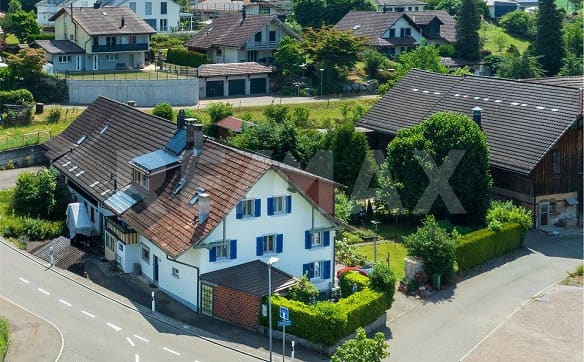 Immobilie in Aathal-seegräben - Einseitig angebautes grosszügiges Flarzhaus mit idyllischem Garten - Bild 0