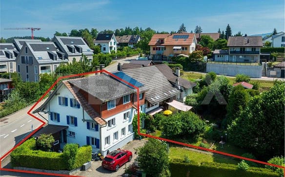 Immobilie in Aathal-seegräben - Einseitig angebautes grosszügiges Flarzhaus mit idyllischem Garten - Bild 1