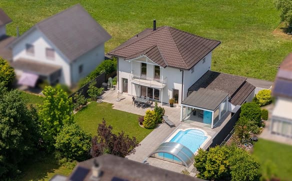 Immobilie in Brislach - Modernes 5.5-Zimmer-Einfamilienhaus mit Pool und Doppelcarport - Bild 0