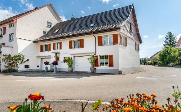 Immobilie in Trasadingen - «Haus zum Engel» mit 6½ Zimmern & 7 Garagen - Bild 1