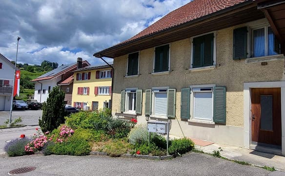 Immobilie in Laupersdorf - Bauernhaus mit Garten, Parkplätzen und grosser Ausbaureserve - idea... - Bild 1