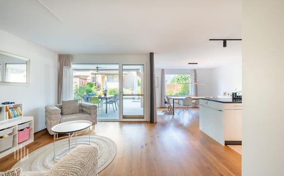 Immobilie in Uttigen - ImmoWyss -  Geniessen sie viel Platz im 5,5-Zimmer Reihen-Eckhaus - Bild 1