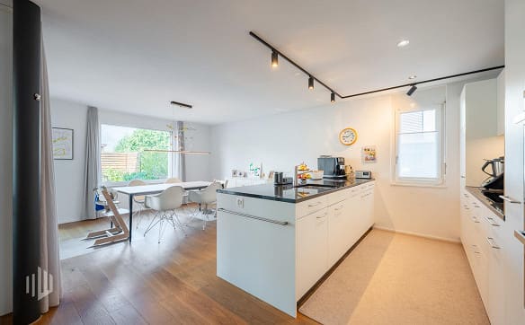 Immobilie in Uttigen - ImmoWyss -  Geniessen sie viel Platz im 5,5-Zimmer Reihen-Eckhaus - Bild 2
