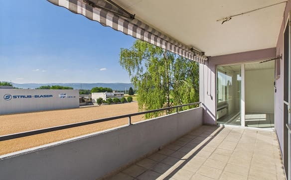 Immobilie in Busswil Be - Familienfreundliche 4.5-Zimmer-Wohnung mit Balkon und Garage - Bild 1