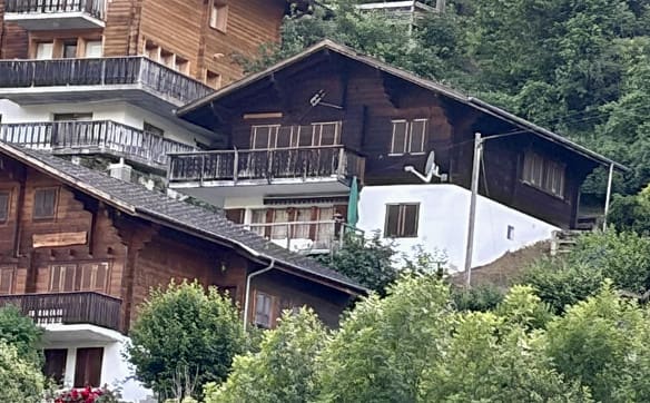 Immobilie in Fiesch - Chalet mit zwei Wohneinheiten im Zentrum von Fiesch - Bild 0