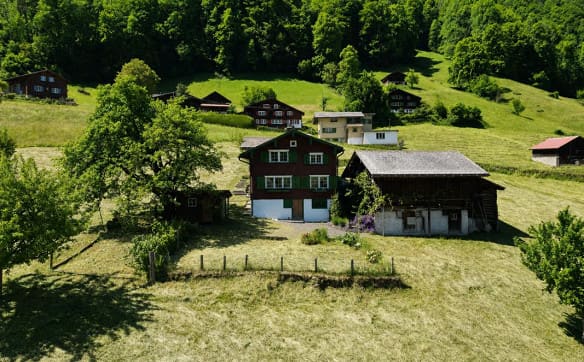 Immobilie in Nidfurn - Freistehendes Wohn- oder Ferienhaus an sonniger und ruhiger Lage in... - Bild 0