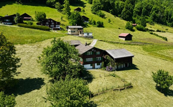 Immobilie in Nidfurn - Freistehendes Wohn- oder Ferienhaus an sonniger und ruhiger Lage in... - Bild 1