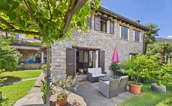 Immobilie in S. Antonino - Un piccolo gioiello ticinese in sasso con giardino privato - Bild 0