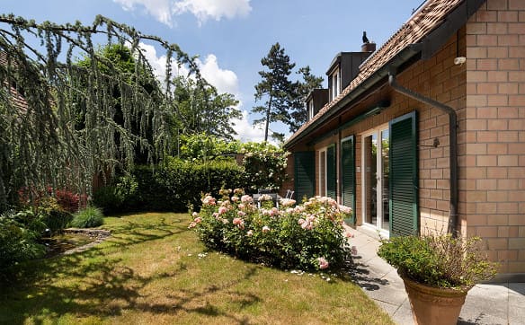 Immobilie in Bottmingen - Einfamilienhaus mit Garten und Garagebox - Bild 1