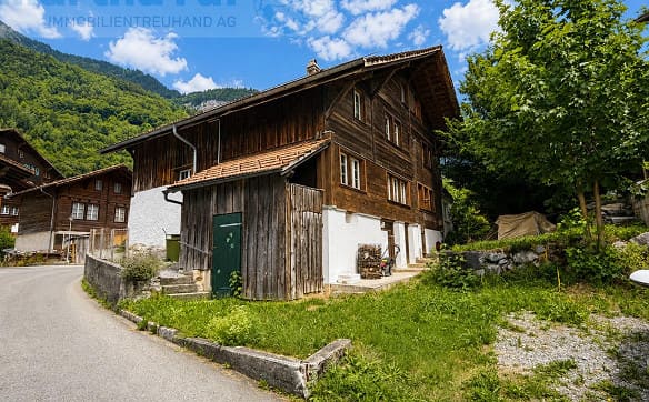 Immobilie in Brienzwiler - Traditionelles, angebautes Einfamilien-Ferienhaus mit alpinem Charm - Bild 0
