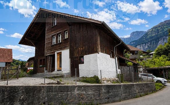 Immobilie in Brienzwiler - Traditionelles, angebautes Einfamilien-Ferienhaus mit alpinem Charm - Bild 1