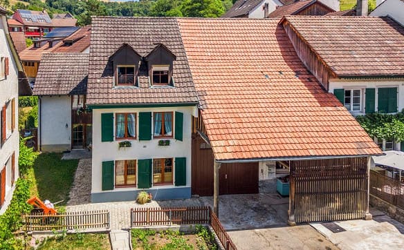 Immobilie in Tenniken - Dorf Idylle, Zentral, viel Potenzial und mit 2.5 Zimmer Einliegerwo... - Bild 0