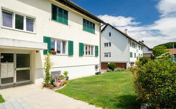 Immobilie in Dorf - 3.5-Zimmerwohnung im Hochparterre mit Balkon und vielseitigen Neben... - Bild 1