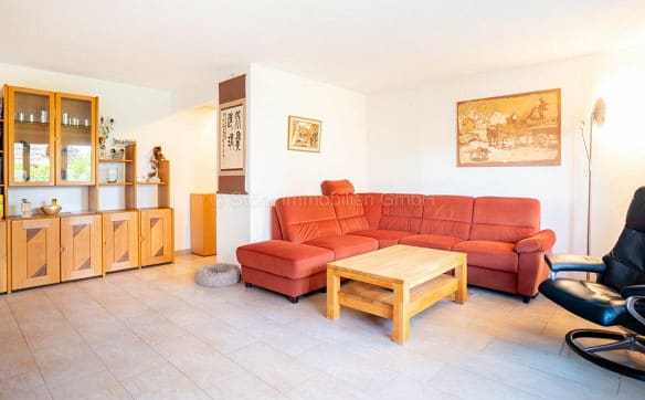 Immobilie in Dorf - 3.5-Zimmerwohnung im Hochparterre mit Balkon und vielseitigen Neben... - Bild 2