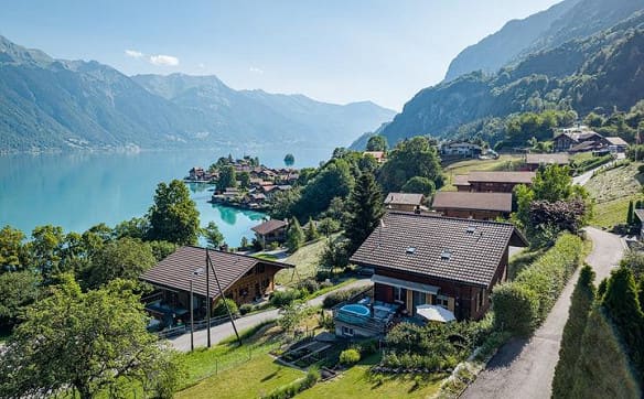 Immobilie in Iseltwald - PRÄCHTIGE AUSSICHTEN IN ISELTWALD - SCHMUCKES CHALET OBERHALB VOM B... - Bild 0