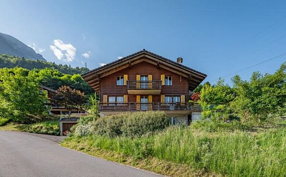 Immobilie in Iseltwald - PRÄCHTIGE AUSSICHTEN IN ISELTWALD - SCHMUCKES CHALET OBERHALB VOM B... - Bild 1