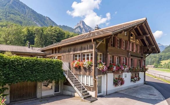 Immobilie in Gündlischwand - 8.5 ZIMMER HAUSHÄLFTE MIT EINLIEGERWOHNUNG IN DEN BERNER ALPEN - Bild 0