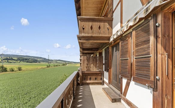 Immobilie in Seedorf Be - Viel Platz, viel Holz, viel Aussicht – 4.5 Zimmer im Berner Seeland - Bild 1