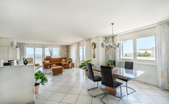 Immobilie in Stetten Sh - Grosszügige 4.5-Zimmer-Eigentumswohnung mit traumhafter Aussicht - Bild 2