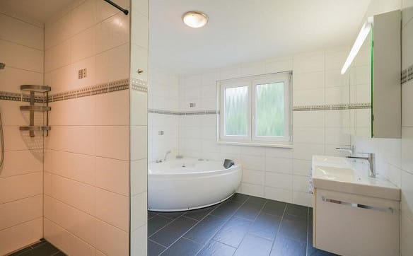 Immobilie in Mettau - Grosszügiges 7.5 Zimmer-Einfamilienhaus am Bauzonenrand - Bild 9