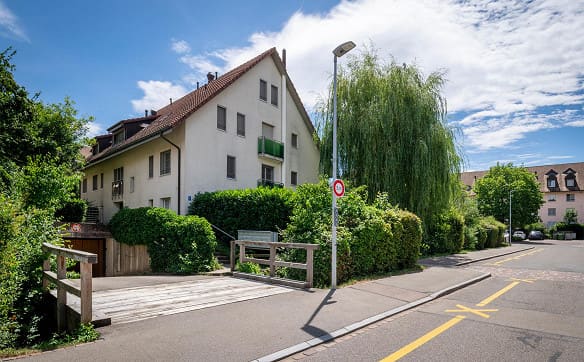 Immobilie in Bonstetten - Charmante 6.5-Zimmer-Dachmaisonette mit Cheminée & Weitsicht! - Bild 1