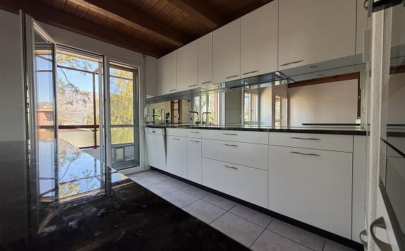 Immobilie in Sutz - Helle 4.5 Zimmer-Galeriewohnung mit Wintergarten und Balkon - Bild 0