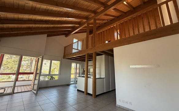 Immobilie in Sutz - Helle 4.5 Zimmer-Galeriewohnung mit Wintergarten und Balkon - Bild 1