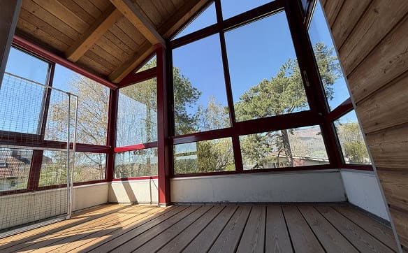 Immobilie in Sutz - Helle 4.5 Zimmer-Galeriewohnung mit Wintergarten und Balkon - Bild 2