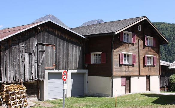 Immobilie in Disentis/mustér - Charaktervolles Bauernhaus mit Weitsicht und Ausbaupotenzial - Bild 0