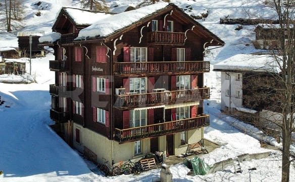 Immobilie in Randa - Mehrfamilienhaus mit 3 grossen Wohnungen, zusätzlichen Wohnräumen u... - Bild 0