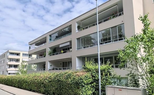 Immobilie in Wetzikon Zh - Lichtdurchfluteter Wohntraum mit 3 1/2 Zimmern, XL-Balkon - Bild 0