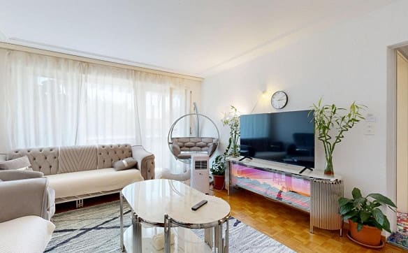 Immobilie in Glattbrugg - Zentrale 2.5-Zimmer-Wohnung mit Parkplatz und Potenzial - Bild 2