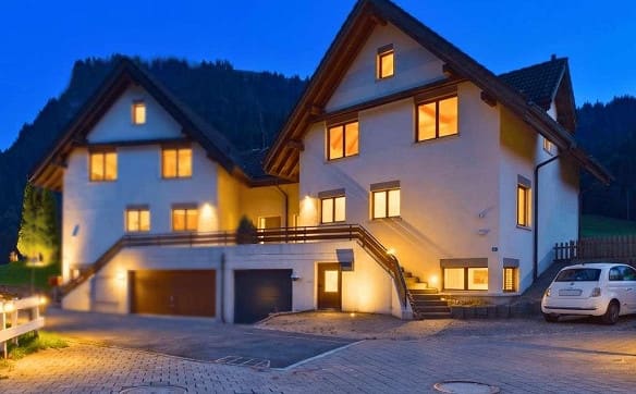 Immobilie in Studen Sz - 6.5 Zi.-Doppelhaushälfte mit Studio, Garten und Bergblick - Bild 0