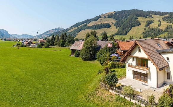 Immobilie in Studen Sz - 6.5 Zi.-Doppelhaushälfte mit Studio, Garten und Bergblick - Bild 1