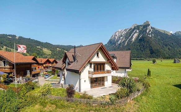 Immobilie in Studen Sz - 6.5 Zi.-Doppelhaushälfte mit Studio, Garten und Bergblick - Bild 2