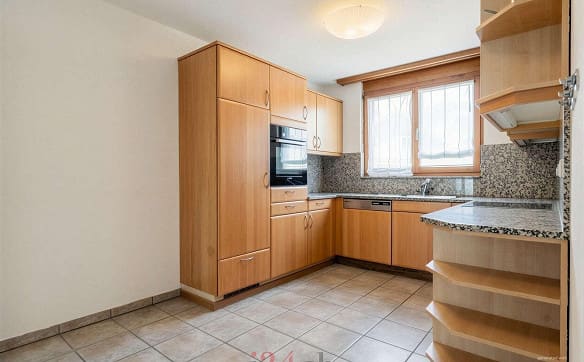Immobilie in Studen Sz - 6.5 Zi.-Doppelhaushälfte mit Studio, Garten und Bergblick - Bild 4