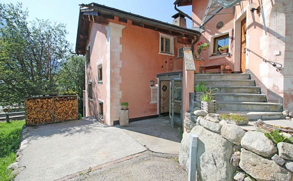 Immobilie in La Punt Chamues-ch - Grosszügiges, einseitig angebautes Einfamilienhaus in Arvins - Bild 1