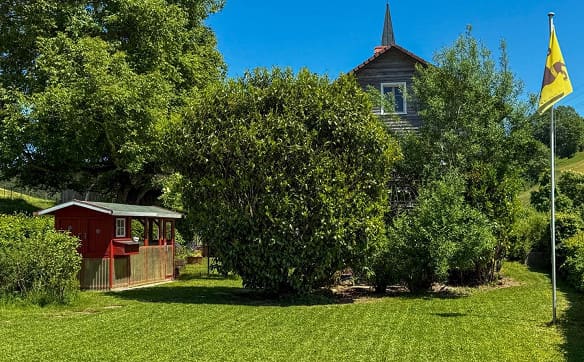 Immobilie in Lichtensteig - Liebhaberobjekt mit eigenem Glockturm, Gartenidylle und viel Raum - Bild 2