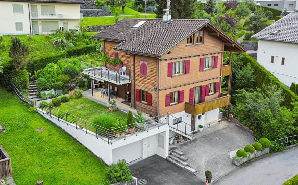 Immobilie in Emmetten - Einfamilienhaus mit Chalet Charakter. Sonnenlage mit Weitsicht - Bild 1