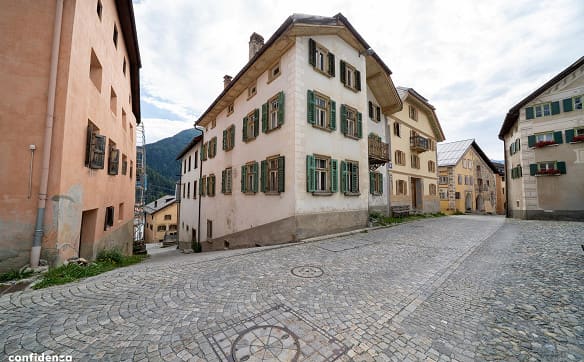 Immobilie in Ardez - Historische Chasa Plaz in Ardez – Engadinerhaus mit Entwicklungspotenz - Bild 0