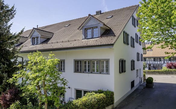 Immobilie in Uitikon Waldegg - Renovierte, heimelige Dachgeschoss-Maisonettewohnung - Bild 0