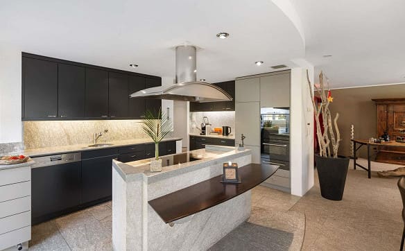 Immobilie in Niederhasli - Exklusive 5.5-Zimmer-Maisonette mit privatem Wellnessbereich - Bild 2