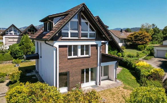 Immobilie in Rüti Zh - Doppel-Einfamilienhaus mit Fernsicht und viel Potenzial - Bild 0