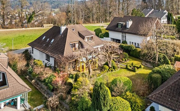 Immobilie in Langnau Am Albis - Freistehendes 6-Zimmer-Einfamilienhaus mit grossem Garten - Bild 1