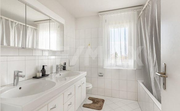 Immobilie in Menzingen - Lichtreiche 3½-Zimmer-Wohnung mit sonniger Lage und Weitblick - Bild 4