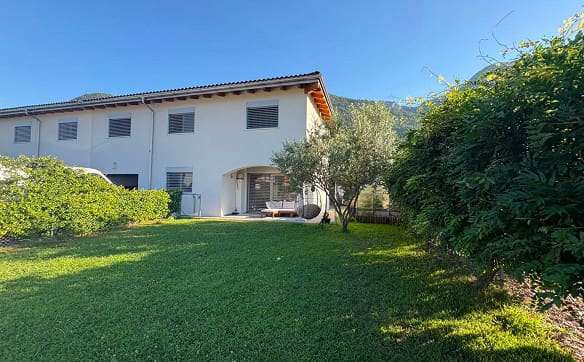 Immobilie in Cugnasco - 5 1/2-Zimmer-Villetta mit Garten an sehr sonniger, ruhiger Aussicht... - Bild 0