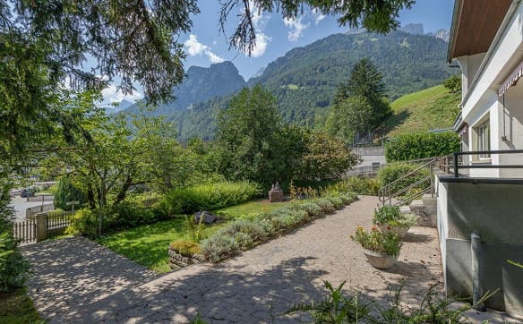 Immobilie in Schwanden Gl - 7.5-Zi-EFH mit Garten und Weitsicht - Bild 1